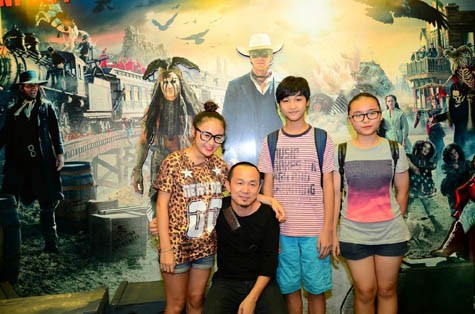 Quốc Trung khiến mọi người khá bất ngờ khi đưa con hai con Thiện Thanh (ngoài cùng bên trái) và Đăng Quang đi xem phim.